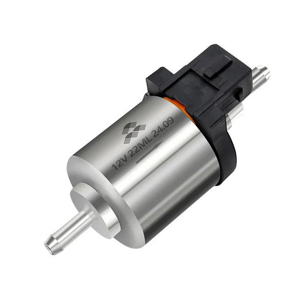 Bränslepump 12 V för dieselvärmare på vit bakgrund